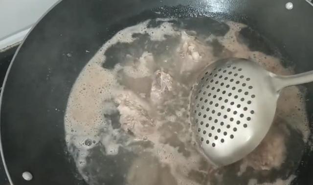 排骨加上2個蘋果，簡單一做，清香美味，出鍋後小孩一直吃不停