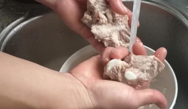 排骨加上2個蘋果，簡單一做，清香美味，出鍋後小孩一直吃不停