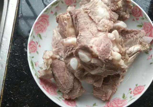排骨加上2個蘋果，簡單一做，清香美味，出鍋後小孩一直吃不停