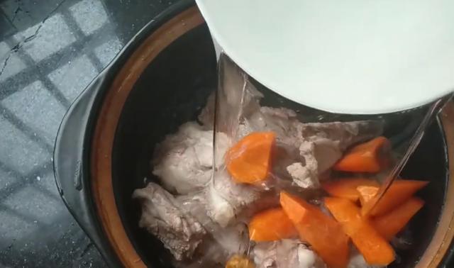 排骨加上2個蘋果，簡單一做，清香美味，出鍋後小孩一直吃不停