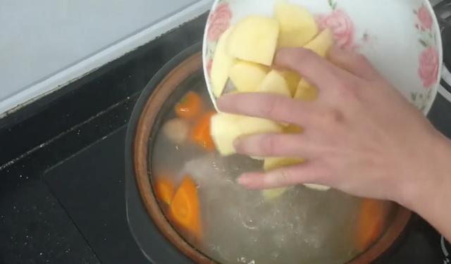 排骨加上2個蘋果，簡單一做，清香美味，出鍋後小孩一直吃不停