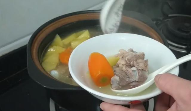 排骨加上2個蘋果，簡單一做，清香美味，出鍋後小孩一直吃不停