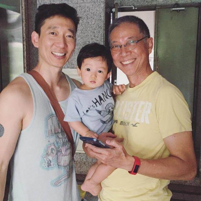 隋棠老公曬「三代同堂照」笑容神複製！「Q兒萌黏爺爺不放」網驚：一家三代都超帥