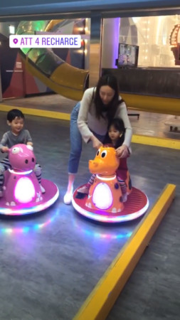 隋棠老公曬「三代同堂照」笑容神複製！「Q兒萌黏爺爺不放」網驚：一家三代都超帥