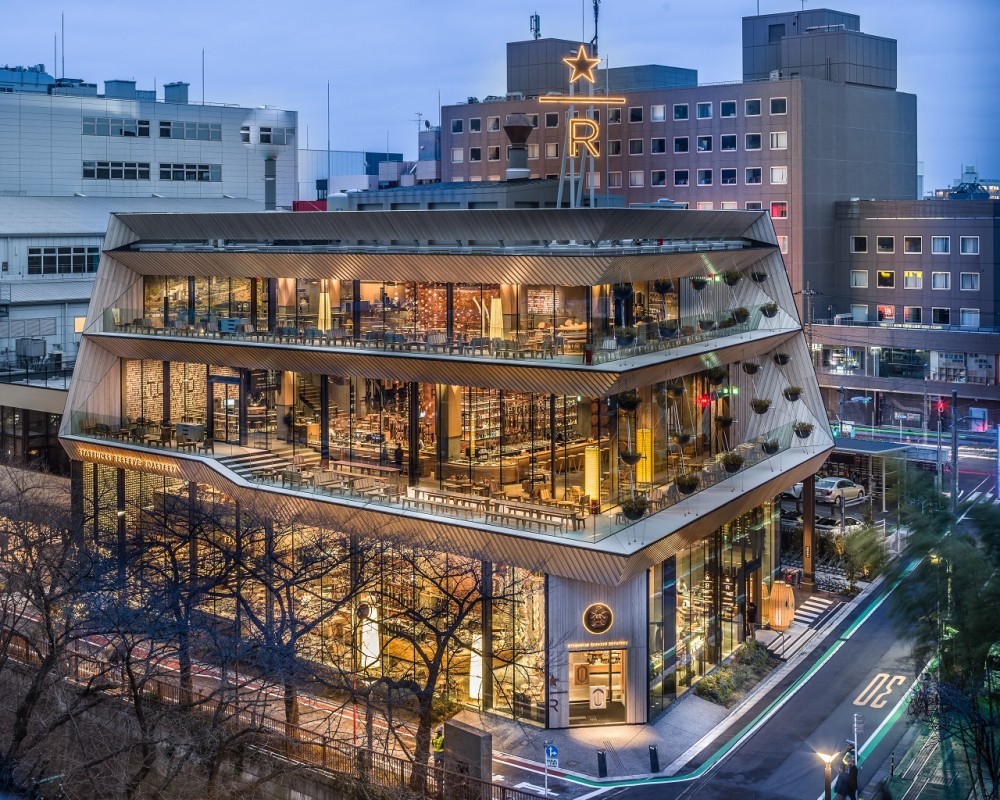 全球最美星巴克❤️日本建築大師操刀「融入賞櫻名景」　日夜灑滿「絕美壯闊櫻花雨」享譽國際：超驚豔