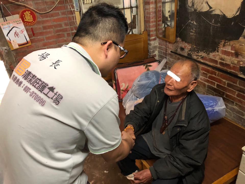 用一輩子愛著！8旬獨居爺忘記「老伴走了」直呼：找不到她    日日夢想「騎車載愛人出遊」惹哭眾人
