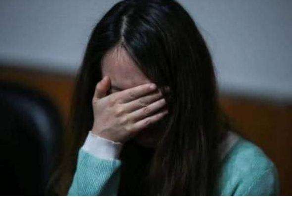 女兒高考690分,打電話報喜,父親太忙忘掛斷,傳來對話她傻住