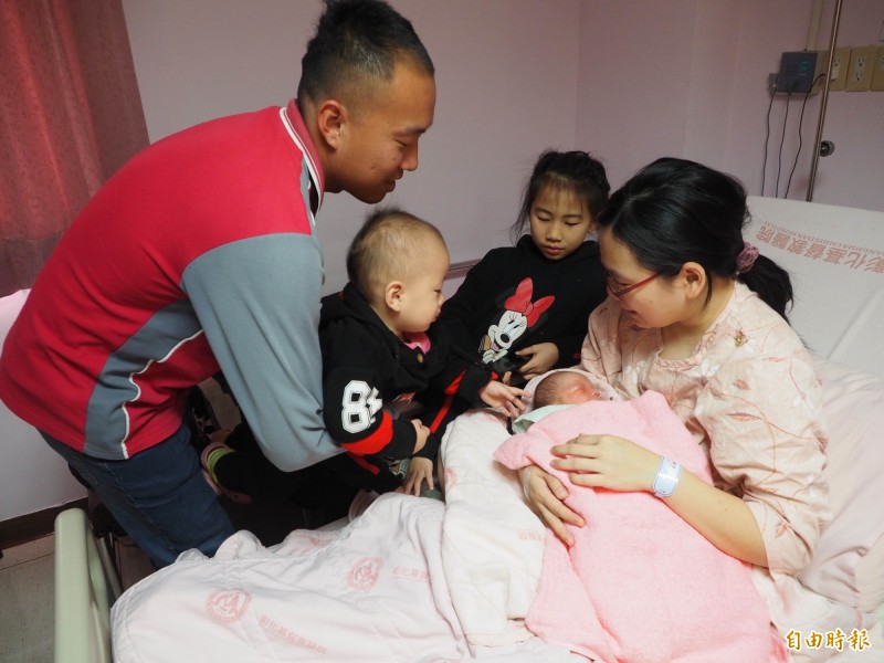 謝謝來當我的孩子！南投人妻「大學戀上黑手」8年連生5胎　「兒女圍繞撒嬌」：月薪3萬也很幸福