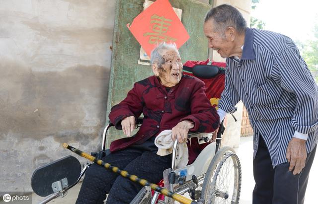 百歲夫妻相愛90年如初戀! 身體硬朗「忌口兩樣東西」每天並肩曬太陽秀恩愛「冷戰不超過1小時」