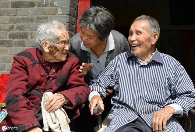 百歲夫妻相愛90年如初戀! 身體硬朗「忌口兩樣東西」每天並肩曬太陽秀恩愛「冷戰不超過1小時」