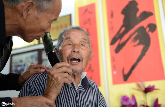 百歲夫妻相愛90年如初戀! 身體硬朗「忌口兩樣東西」每天並肩曬太陽秀恩愛「冷戰不超過1小時」