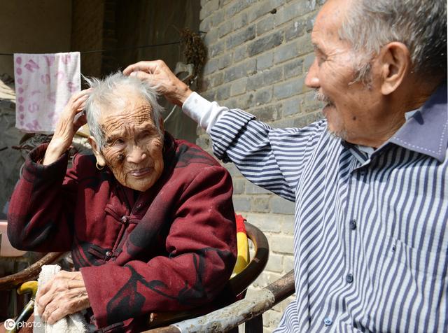 百歲夫妻相愛90年如初戀! 身體硬朗「忌口兩樣東西」每天並肩曬太陽秀恩愛「冷戰不超過1小時」