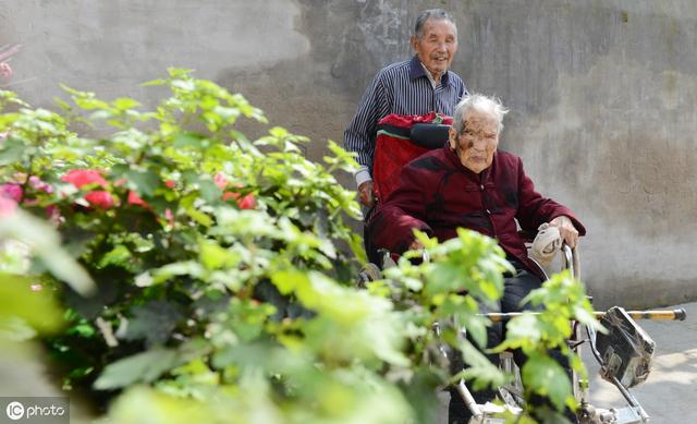 百歲夫妻相愛90年如初戀! 身體硬朗「忌口兩樣東西」每天並肩曬太陽秀恩愛「冷戰不超過1小時」
