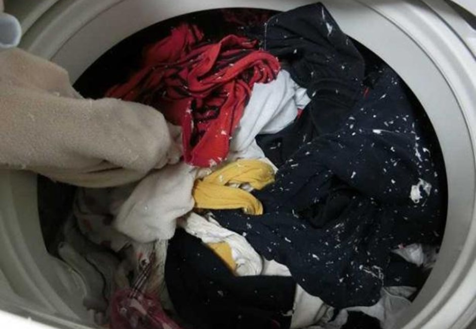 忘記把衛生紙拿出來！洗完衣服「發現全是紙屑」超崩潰　達人曝清除妙招：「別再用膠帶黏」