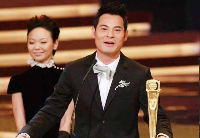 他苦撐26年熬出頭！為圈外妻霸氣擋媒體「有事衝我來」相愛28年「老婆是支柱」：她讓我義無反顧