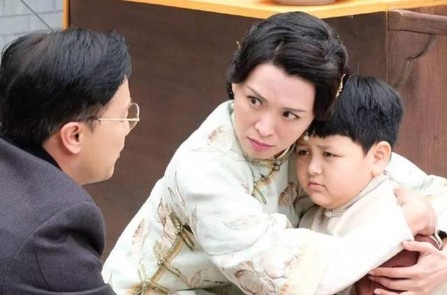 他苦撐26年熬出頭！為圈外妻霸氣擋媒體「有事衝我來」相愛28年「老婆是支柱」：她讓我義無反顧