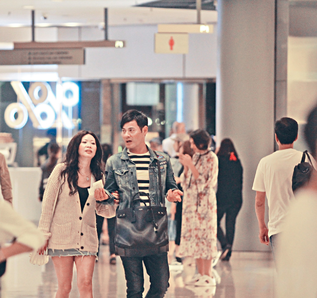 他苦撐26年熬出頭！為圈外妻霸氣擋媒體「有事衝我來」相愛28年「老婆是支柱」：她讓我義無反顧