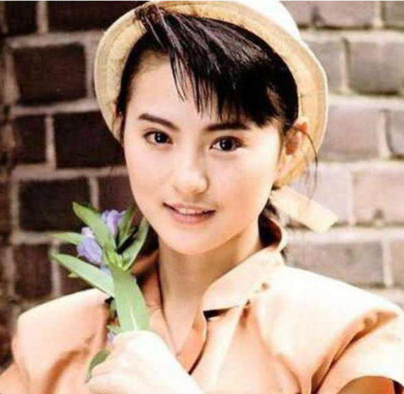 53歲武打女星李賽鳳近照曝光，曾經最美「霸王花」如今這樣淡然處世！