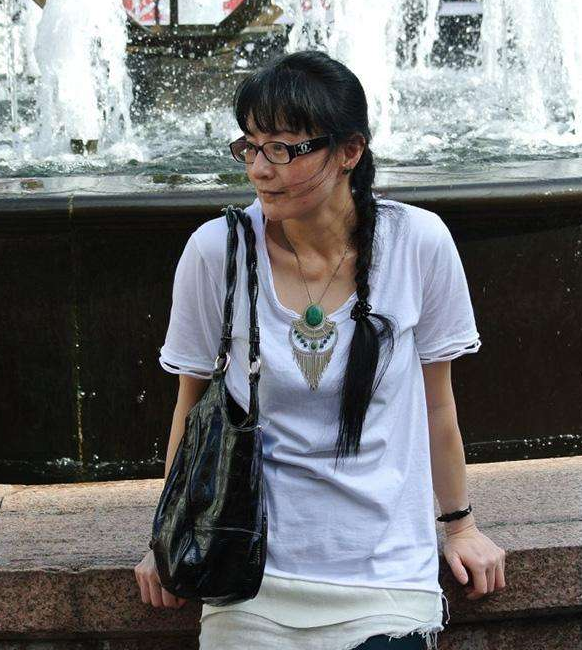 53歲武打女星李賽鳳近照曝光，曾經最美「霸王花」如今這樣淡然處世！