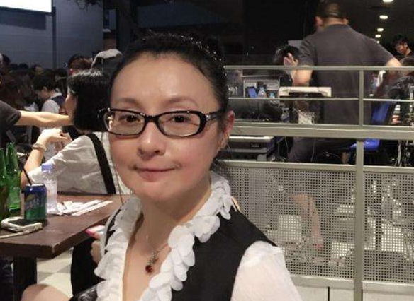 53歲武打女星李賽鳳近照曝光，曾經最美「霸王花」如今這樣淡然處世！