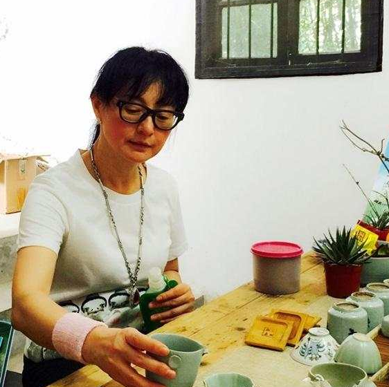 53歲武打女星李賽鳳近照曝光，曾經最美「霸王花」如今這樣淡然處世！