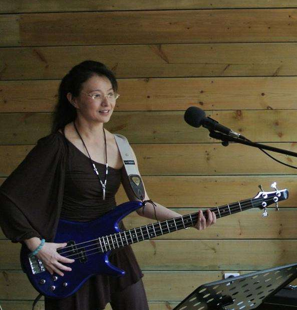 53歲武打女星李賽鳳近照曝光，曾經最美「霸王花」如今這樣淡然處世！