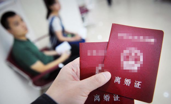 丈夫花8萬買鑽戒，妻子嫌貴拿去退，導購說一句話，她含淚離了婚