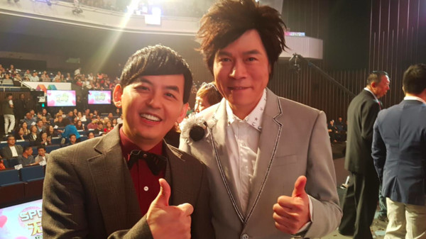 洪榮宏56歲生日禮「義演募款上億」 黏愛妻當「貼身助理」呵護備至…安排燭光晚餐甜慶生！