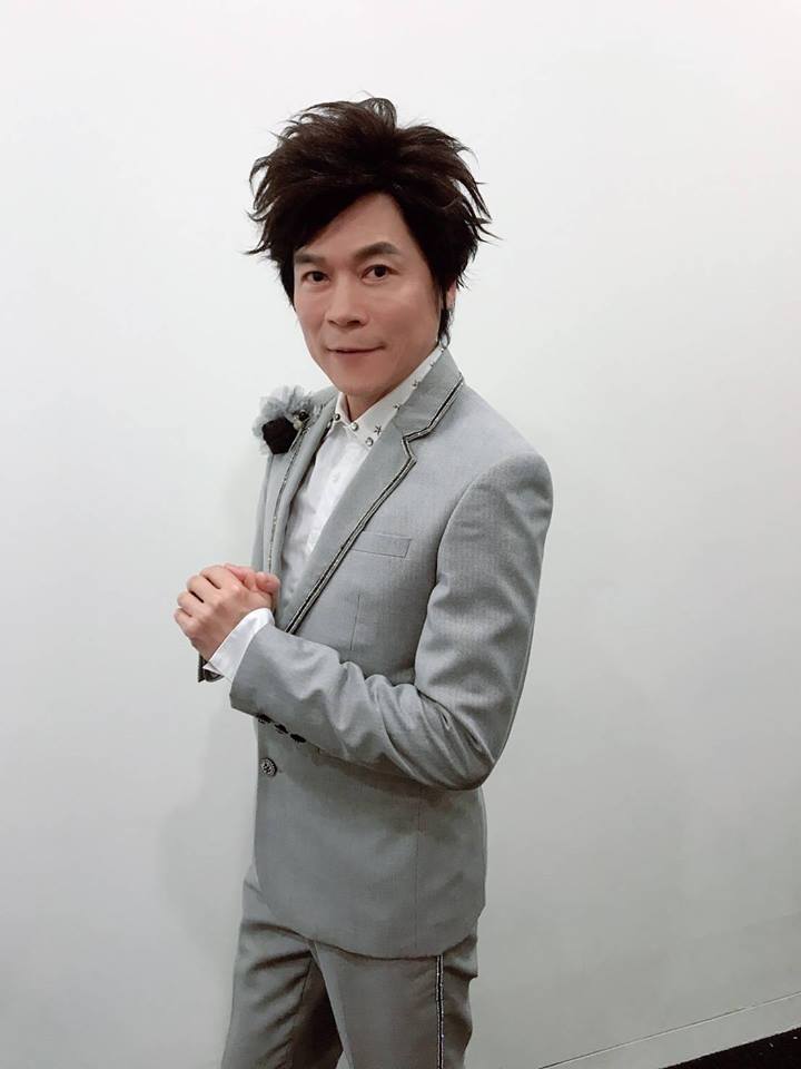洪榮宏56歲生日禮「義演募款上億」 黏愛妻當「貼身助理」呵護備至…安排燭光晚餐甜慶生！