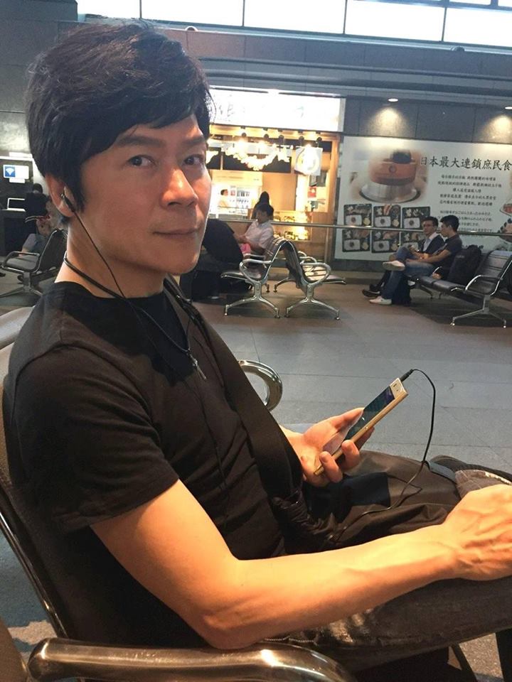 洪榮宏56歲生日禮「義演募款上億」 黏愛妻當「貼身助理」呵護備至…安排燭光晚餐甜慶生！