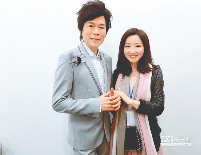 洪榮宏56歲生日禮「義演募款上億」 黏愛妻當「貼身助理」呵護備至…安排燭光晚餐甜慶生！