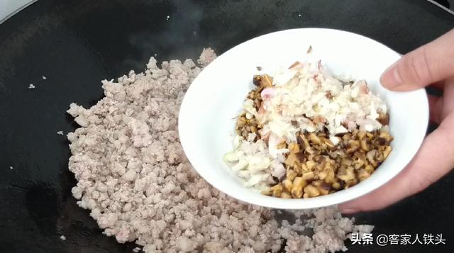 油豆腐這樣做太好吃了，每次做一大鍋都不夠吃，口感非常棒！