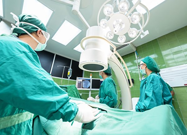 有能力就回饋社會！「陸籍單親媽」當清潔工不喊苦  「學測滿級狀元郎」立志當無國界醫生淚謝：多晚媽都在
