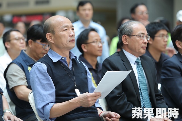 罕見發脾氣！韓國瑜開會「大罵抖腿官員」：你什麼態度　當事人臉超綠「現身回應了」　 