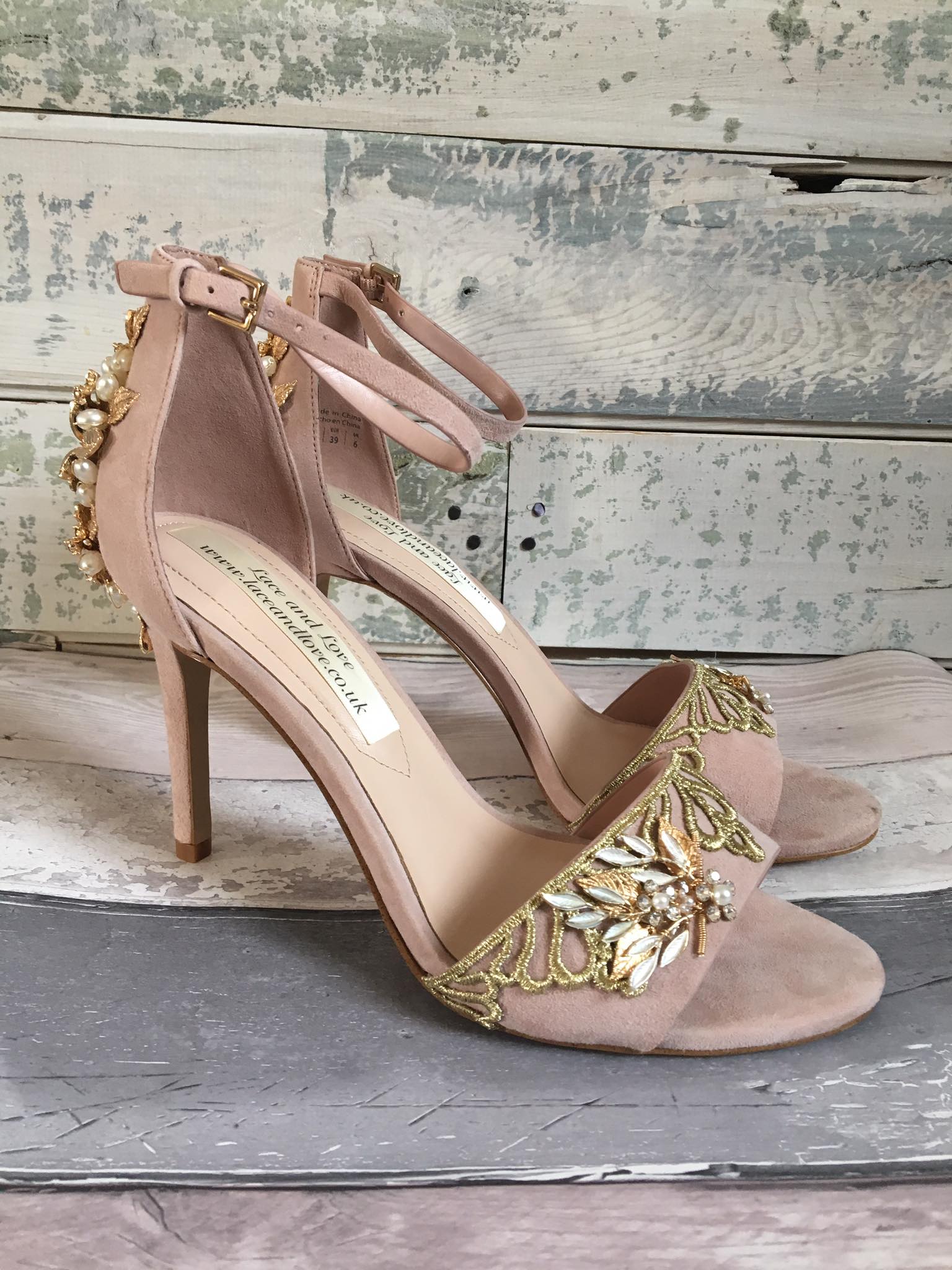 媽媽撐不到女兒婚禮！2年後女兒收到「來自天堂的高跟鞋」　 當她「一翻到鞋底」秒崩潰淚崩