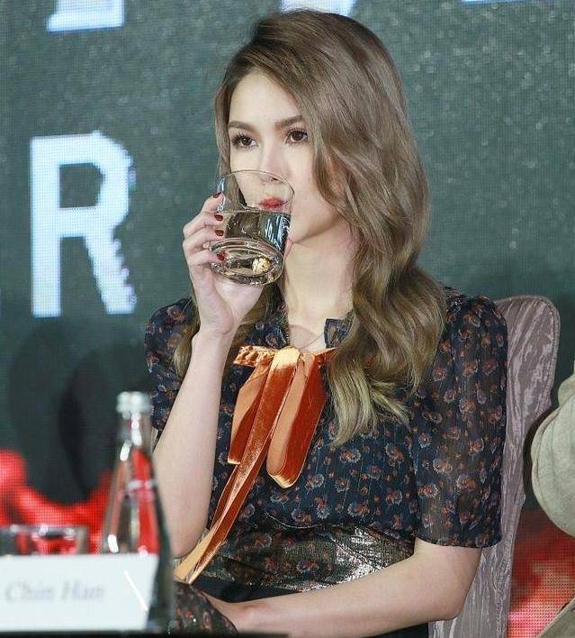 昆凌背景曝光，顯赫到你都默默閉上嘴！網友：也只有周董能配得上她了