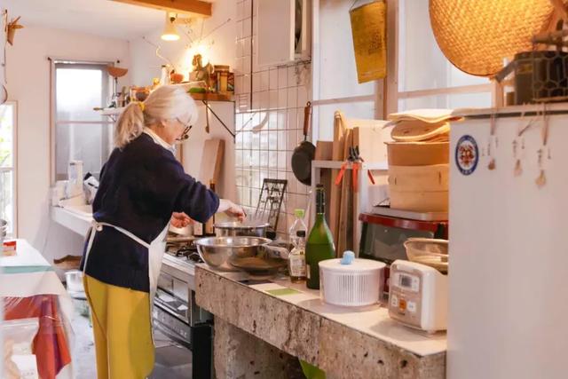 76歲奶奶親手打造「400m²廚房」！她用「人生最後的禮物」感受活著  無憾燦笑：老了也別困住自己