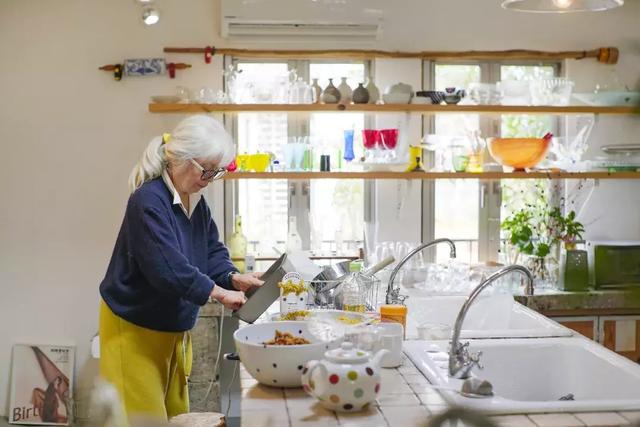 76歲奶奶親手打造「400m²廚房」！她用「人生最後的禮物」感受活著  無憾燦笑：老了也別困住自己