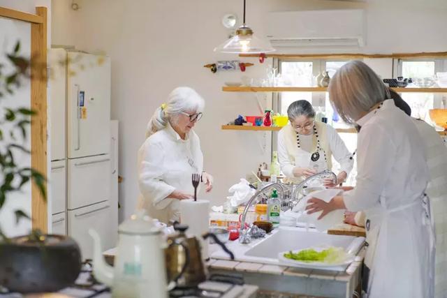 76歲奶奶親手打造「400m²廚房」！她用「人生最後的禮物」感受活著  無憾燦笑：老了也別困住自己