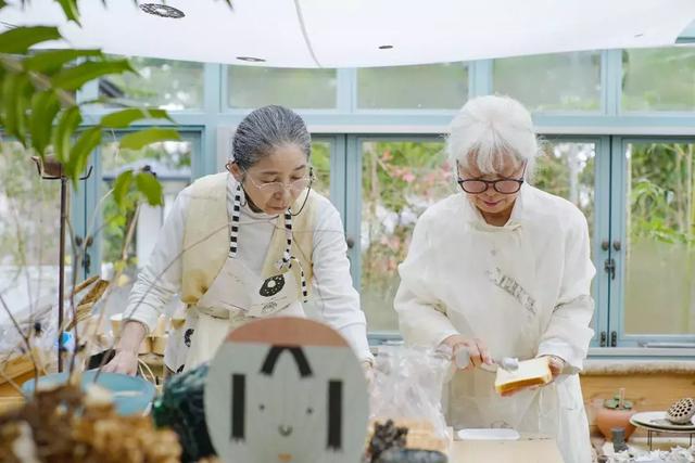 76歲奶奶親手打造「400m²廚房」！她用「人生最後的禮物」感受活著  無憾燦笑：老了也別困住自己
