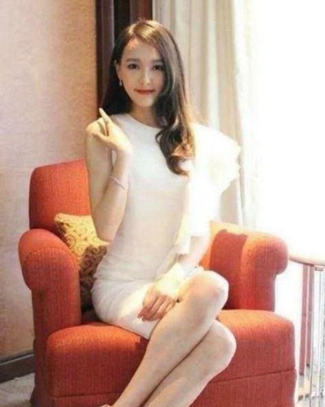 女星「坐姿」各不同，楊冪坐姿太高難度，學劉詩詩坐姿讓你挺拔有氣質！