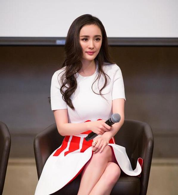 女星「坐姿」各不同，楊冪坐姿太高難度，學劉詩詩坐姿讓你挺拔有氣質！