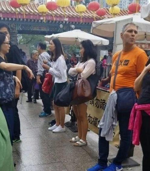 林青霞23歲「大女兒」疑與男友逛街，坐擁5億卻打扮的一言難盡！網友：與媽媽不能比！