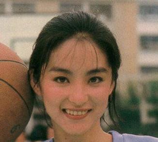 林青霞23歲「大女兒」疑與男友逛街，坐擁5億卻打扮的一言難盡！網友：與媽媽不能比！