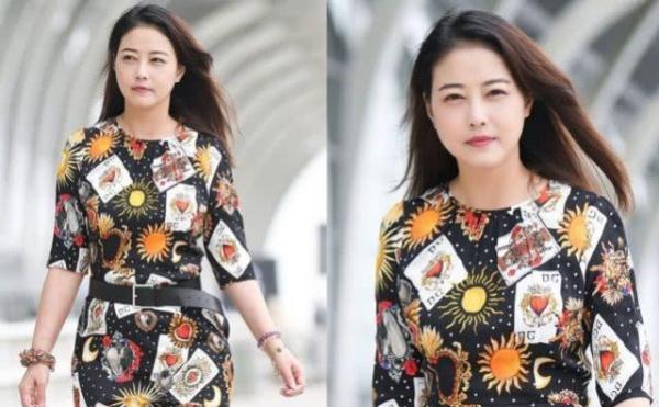 51歲蕭薔沒變老，53歲溫碧霞沒變老，她自然老去卻美了一輩子！