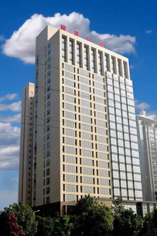 巾幗英雄!她不到20歲開始「當卡車司機」 靠自己拚成汽車公司CEO 「身價400億」不忘貢獻公益