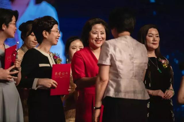 巾幗英雄!她不到20歲開始「當卡車司機」 靠自己拚成汽車公司CEO 「身價400億」不忘貢獻公益