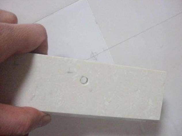 原來這樣給瓷磚打孔，才不會裂！長知識了，怪不得我打的全裂開了！
