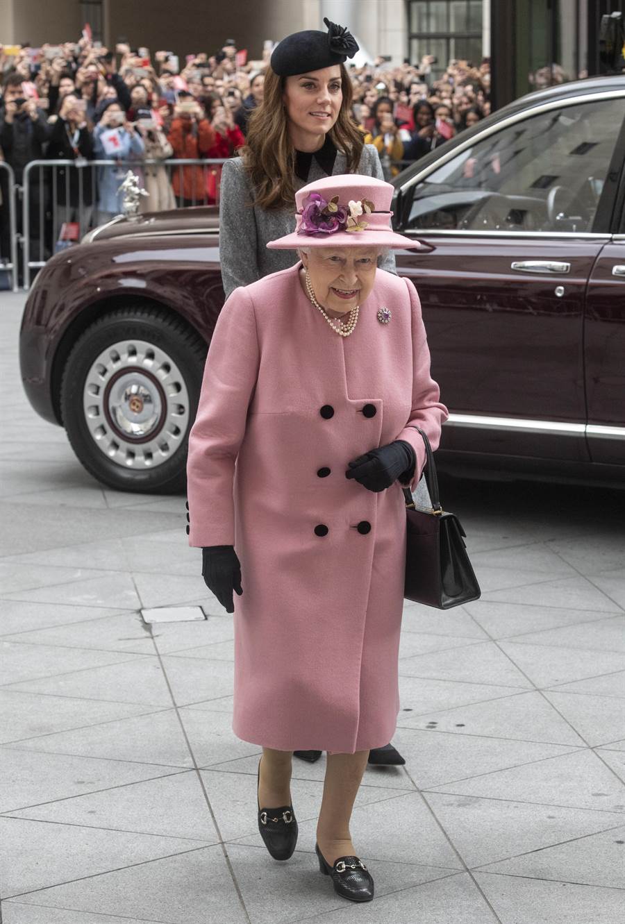 最棒孫媳婦！凱特首次與女王單獨出訪　全程「小動作暗藏玄機」網讚翻：難怪最得女王疼！