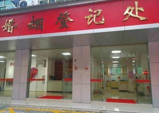 入贅五年回家看望母親，岳母讓我帶一箱特產回去，到家打開後我哭了！